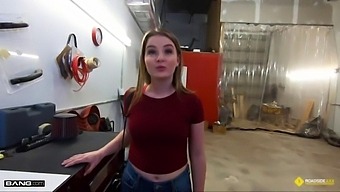 Desperate Blonde Gets A Roadside Blowjob From Mechanic