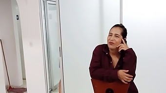 O Latină Matură Își Descoperă Fiica Vitregă În Timpul Unei Convorbiri Telefonice Cu Iubitul Ei Și Intervine.