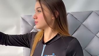 年轻的金发女孩在新继兄的房间里独处时被操